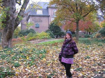 Natalka przed muzeum historii miasta