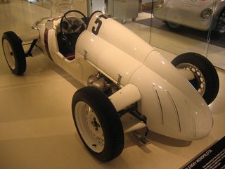 POLENSKY MONOPOLETTA (1950 rok) - samochód wyścigowy zaprojektowany przez Helmuta Polensky'ego, niemieckiego rajdowca i konstruktora aut wyścigowych;