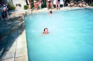 Kąpiel w motelowym basenie