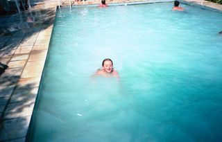 Kąpiel w motelowym basenie