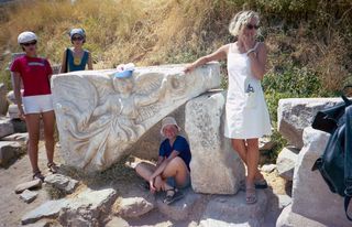 Natalka szuka cienia pod pomnikiem Nike