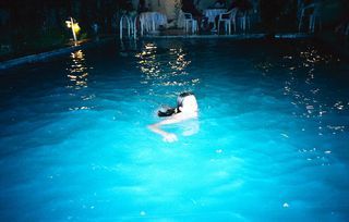 Nocna kąpiel w motelowym basenie